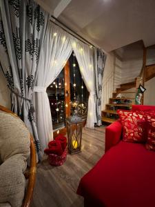 BańskaにあるZyngierkaのリビングルーム(赤いソファ、窓付)