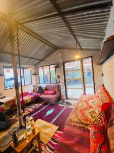 sala de estar con sofá y mesa en Krishna Guesthouse by AttiC Monkey, Old manali next to Drifters cafe, en Manali