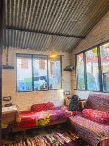 Χώρος καθιστικού στο Krishna Guesthouse by AttiC Monkey, Old manali next to Drifters cafe