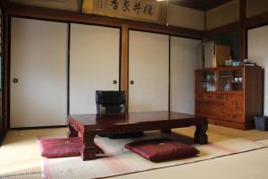 um escritório com uma secretária e uma cadeira num quarto em すさのわ em Izumo