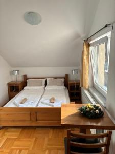 Slatina VarošにあるVILLA M Rustic & Spaのベッドと木製のテーブルのある寝室