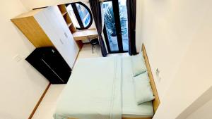 einen Blick über ein Bett in einem Zimmer in der Unterkunft Lucy House in Ho-Chi-Minh-Stadt