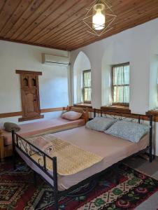1 Schlafzimmer mit 2 Betten in einem Zimmer in der Unterkunft National Monument Konak in Stolac