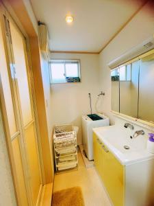 Um banheiro em 無料駐車場 3階建て一軒家 最大10人 3寝室 2トイレ ペットOK家族団体向き Usj 道頓堀 難波近い