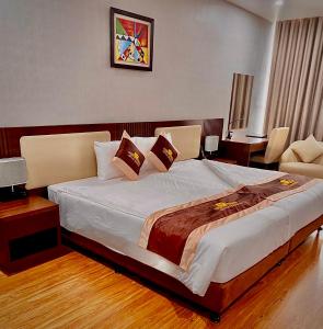 um quarto com uma grande cama branca num quarto em Luxury6 Hotel em Móng Cái