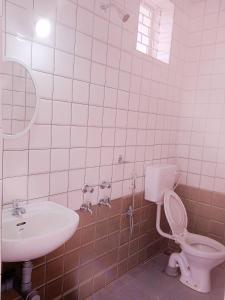 a bathroom with a toilet and a sink at Gabriel & Felicidade Villa in Mandrem