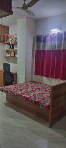 sypialnia z łóżkiem w pokoju z biurkiem w obiekcie Matoshree Nivas w mieście Lohogaon