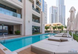 Bazén v ubytování Opulent 1BR at Act One Act Two Tower 1 Downtown Dubai by Deluxe Holiday Homes nebo v jeho okolí