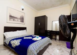 um quarto com uma cama e uma câmara num quarto em D'Tavern Apartment em Ibadan