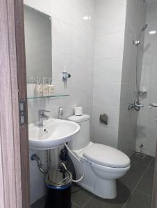 La salle de bains est pourvue de toilettes et d'un lavabo. dans l'établissement A cozy full service Osimi Apart- hosted by Minh Hai Resort, à Phú Mỹ