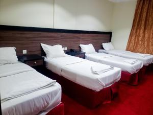 Una cama o camas en una habitación de فندق اسكان وافر متوفر توصيل مجاني للحرم على مدار 24 ساعة