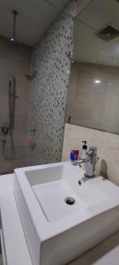 Regalia Luxury Skypool Hostel tesisinde bir banyo