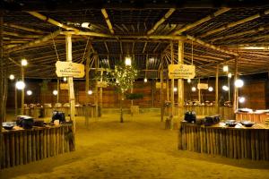 um quarto amplo com mesas de madeira num celeiro em Al Khayma Camp "Elite Camping & Dining in Experience" em Hunaywah