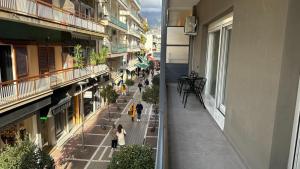 dos personas caminando por una calle entre dos edificios en SALOMI LUXURY SUITES, en Ioannina