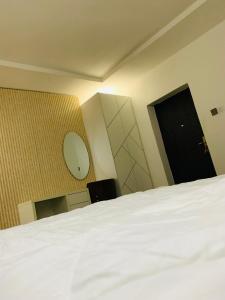 Łóżko lub łóżka w pokoju w obiekcie Iyoba Apartment