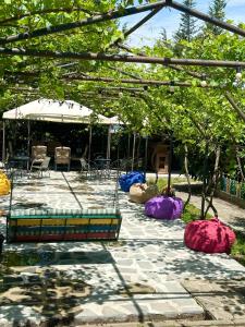un patio con coloridas bolsas de frijoles en el suelo en Villa Qeroli Saguramo en Saguramo