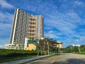 een groot gebouw aan de kant van een weg bij Alia Antara -Putrajaya in Putrajaya