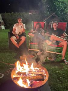 Un gruppo di persone sedute intorno al fuoco di Villa Anita San Vigilio di Marebbe a San Vigilio Di Marebbe