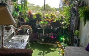 un jardin avec une table et de nombreuses plantes dans l'établissement Mount View Residencies, à Colombo