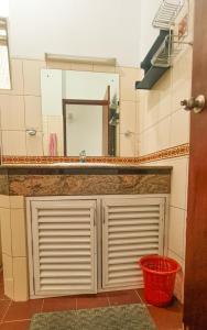 bagno con lavandino e specchio di Mount View Residencies a Colombo