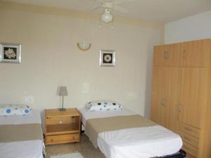 1 dormitorio con 2 camas y vestidor en Villa ca na Susana. 3 km from the nearest beach, en Urbanización Ses Palmeres