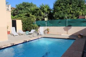 una piscina de agua azul en un patio en Villa ca na Susana. 3 km from the nearest beach, en Urbanización Ses Palmeres