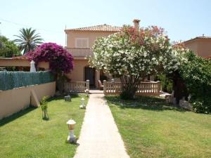 un jardín con un camino delante de una casa en Villa ca na Susana. 3 km from the nearest beach, en Urbanización Ses Palmeres