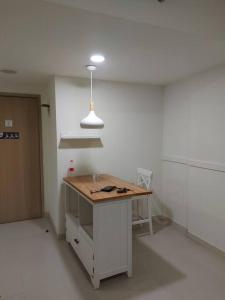 une pièce vide avec un bureau et une lampe dans l'établissement Apartment Fasilitas Lengkap, 