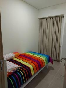 Кровать или кровати в номере Apartment Fasilitas Lengkap