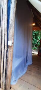 kawałek tkaniny wiszący z boku namiotu w obiekcie MALOCA - Chalés Rústicos w mieście Ilha de Boipeba