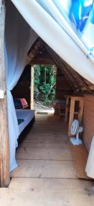 een kamer met een tent met twee bedden erin bij MALOCA - Chalés Rústicos in Ilha de Boipeba