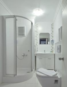 une salle de bain blanche avec douche et toilettes dans l'établissement NO 21 HOTEL BY FİDAN HOCA, à Bursa