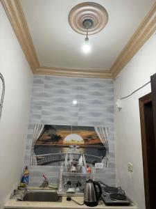 una cucina con lavandino e un dipinto sul muro di Furnished Studio for rent a Irbid