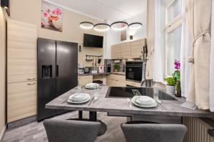a kitchen with a table and two chairs at Meißen Altstadt SmartLuxusOase WLAN Netflix Magenta Disney+ in Meißen