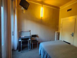- une chambre avec un lit et un bureau avec un ordinateur dans l'établissement Hotel Ada, à Milan