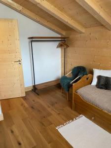 um quarto com uma cama e um candeeiro num sótão em Chalet Charline em Combloux