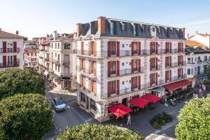 una vista aérea de un edificio en una ciudad en Hôtel & Spa Madison Saint Jean de Luz, en San Juan de Luz