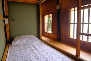 מיטה או מיטות בחדר ב-HÀ GIANG WOODEN HOUSE