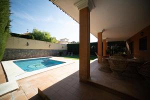 uma vista para um pátio com uma piscina em Villa candelaria luxury home em Bormujos