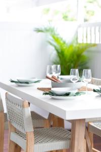 Φωτογραφία από το άλμπουμ του The Elements l Earth l 4 Stunning Apartments each with Private Outdoor Dining l Walk to the Beach l Event Friendlyl Wifi l Netflix l Outdoor Shower l Communal BBQ Pavilion and Lawn Area l σε Christies Beach