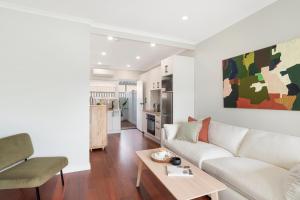 Atpūtas zona naktsmītnē The Elements l Earth l 4 Stunning Apartments each with Private Outdoor Dining l Walk to the Beach l Pet Family and Event Friendly l Wifi l Netflix l Outdoor Shower l Communal BBQ Pavilion and Lawn Area l