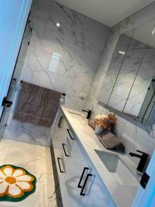 New and Sophisticated Home的一间浴室