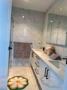 New and Sophisticated Home的一间浴室