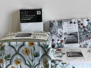 New and Sophisticated Home客房内的一张或多张床位