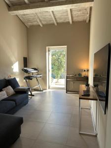un soggiorno con un divano e un tavolo di MP Luxury House a Budoni
