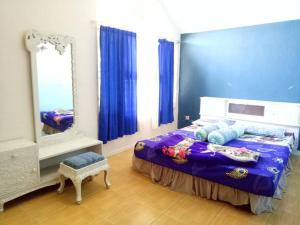 Un ou plusieurs lits dans un hébergement de l'établissement Villa Jay Sindanglaya Puncak