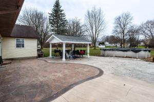un patio con cenador en Fantastic Home Near DWTN/Airport, en Rochester