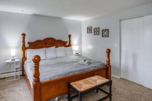 Un dormitorio con una cama grande con marco de madera. en Fantastic Home Near DWTN/Airport, en Rochester
