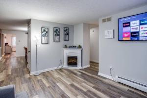 sala de estar con chimenea y pantalla grande en Fantastic Home Near DWTN/Airport, en Rochester