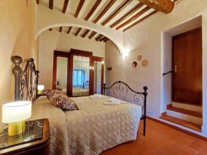 a bedroom with a large bed in a room at Gurgaon San Gimignano Apartments in San Gimignano